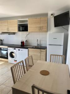 Kuchyňa alebo kuchynka v ubytovaní Résidence Fort de l'Eve - T2 à 380m plage M Hulot et commerces - St Marc sur Mer idéal famille proche La Baule P0rnichet - Terrasse et parking privés