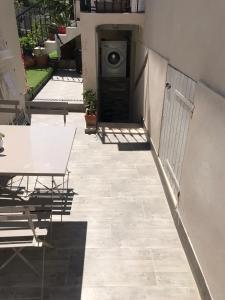 patio ze stołem i pralką w obiekcie Jolie appartement Nice proche mer et aéroport Une chambre plus salon avec cuisine w Nicei