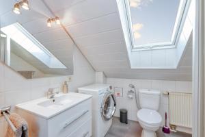ein Badezimmer mit Waschbecken und Waschmaschine in der Unterkunft Ferienhaus bei Zoe mit Sauna in Kirchheim + 24 Fotos