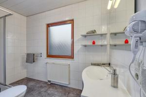 Ein Badezimmer in der Unterkunft Ferienhaus bei Zoe mit Sauna