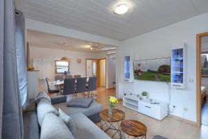 ein Wohnzimmer mit einer Couch und einem Tisch in der Unterkunft Ferienhaus bei Zoe mit Sauna in Kirchheim
