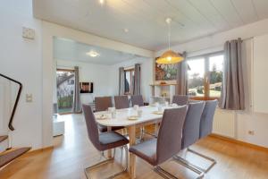 ein Esszimmer mit Tisch und Stühlen in der Unterkunft Ferienhaus bei Zoe mit Sauna in Kirchheim