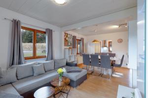 Ein Sitzbereich in der Unterkunft Ferienhaus bei Zoe mit Sauna