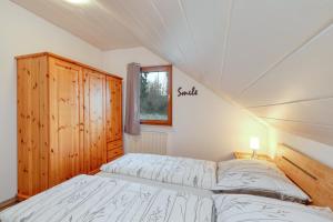 Ein Bett oder Betten in einem Zimmer der Unterkunft Ferienhaus bei Zoe mit Sauna