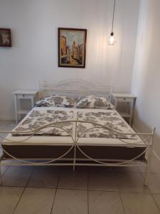 uma cama num quarto com duas mesas em Tranquillo em Crikvenica