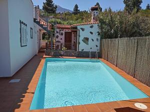 una piscina en el patio trasero de una casa en El Cercado, en Icod de los Vinos