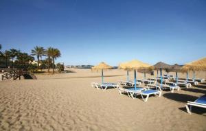 grupa leżaków i parasoli na plaży w obiekcie Málaga, Mijas, La Cala, apartamento vacaciones de ensueño w mieście La Cala de Mijas