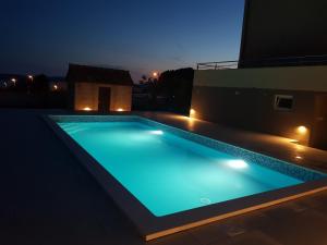 uma piscina no meio de um edifício à noite em Villa Visum em Zadar