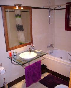 a bathroom with a sink and a tub at Málaga, Mijas, La Cala, apartamento vacaciones de ensueño in La Cala de Mijas