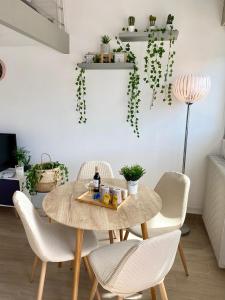 een eetkamer met een tafel en stoelen bij Charmant Duplex Trouville-Deauville in Trouville-sur-Mer