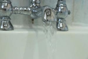 a sink with water coming out of a faucet at Spacious & Comfortable 3 Bedroom House - FREE WiFi & FREE Parking in Killingbeck +98 photos
