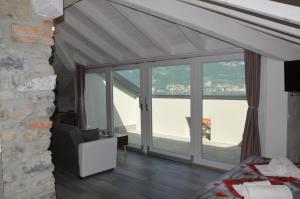 A television and/or entertainment centre at White suite - Jacuzzi, Swimming pool & Lake view