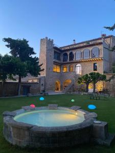 un gran edificio con una gran piscina en el patio en Casa Llobera 1792, en La Pobla de Cérvoles