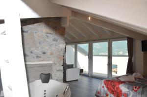 Billede fra billedgalleriet på White suite - Jacuzzi, Swimming pool & Lake view i Lezzeno