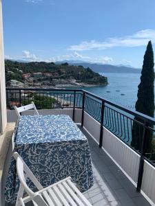 balcón con mesa, sillas y vistas al océano en La terrazza sul Golfo, en Portovenere