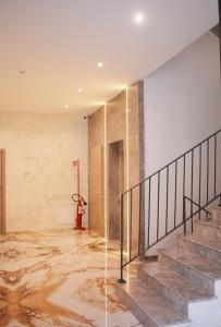 By the Sea 3 - Luxurious Residence في دوريس: غرفة بها درج وهيتر حريق احمر +28 صورة