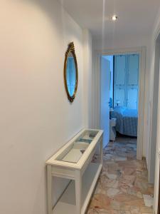 una mesa blanca con un espejo en la pared en La terrazza sul Golfo, en Portovenere