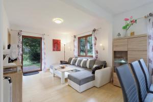 a living room with a couch and a table at Seepark Kirchheim Ferienhaus bei Vera mit Sauna in Kirchheim