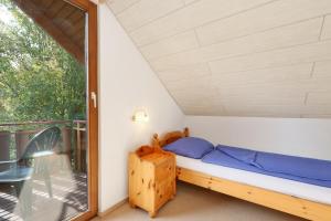 キルヒハイムにあるSeepark Kirchheim Ferienhaus bei Vera mit Saunaの小さなベッドルーム(ベッド1台、バルコニー付)