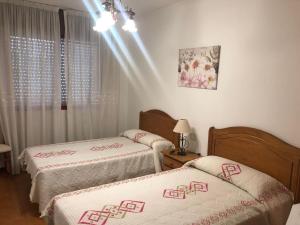 Pokój z 2 łóżkami i oknem w obiekcie Piso centro de Raxò w mieście Raxo