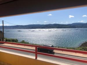 - une vue sur une étendue d'eau depuis une fenêtre dans l'établissement Piso centro de Raxò, à Raxo