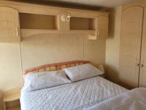 Postel nebo postele na pokoji v ubytování 6 Berth Seaview Ingoldmells Park Lodge