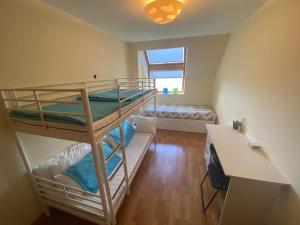 Camera con letto a castello, 2 letti a castello e scrivania. di Apartamentos Galicia Norte a O Porto de Espasante Altre 291 foto