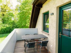 um pátio com uma mesa e cadeiras num deque em Ferienwohnung Rohlffs Stolpe auf Usedom em Stolpe auf Usedom