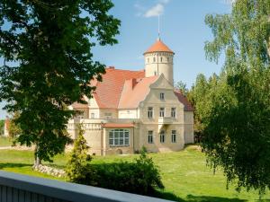 une vieille maison avec une tour en haut dans l'établissement Ferienwohnung Rohlffs Stolpe auf Usedom, à Stolpe auf Usedom