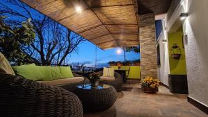 - patio z wiklinowymi krzesłami i stołem w obiekcie Apartman Ladybird w Puli