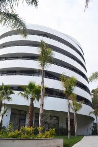 By the Sea 3 - Luxurious Residence في دوريس: مبنى أمامه أشجار نخيل