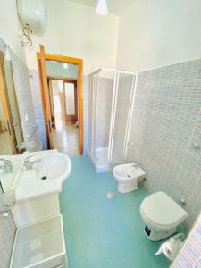łazienka z białą toaletą i umywalką w obiekcie la casa di Lilly w mieście Cassino