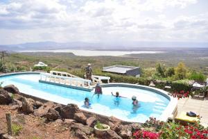 un grupo de personas jugando en una piscina en Lemon Valley Farm, en Elmenteita