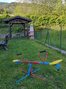 un equipo de juegos para niños en la hierba en un parque en La locanda dei Reggia en Gavinana