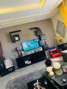 Μια τηλεόραση ή/και κέντρο ψυχαγωγίας στο Laura’s Modern Villa