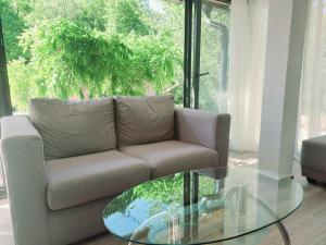 巴尼亞盧卡的住宿－Villa Pampas，带沙发和玻璃桌的客厅