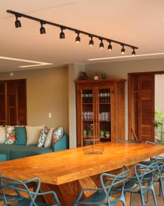 a living room with a large wooden table and chairs at Deliciosa Casa de 5 qtos nos Lençóis Maranhenses in Barreirinhas