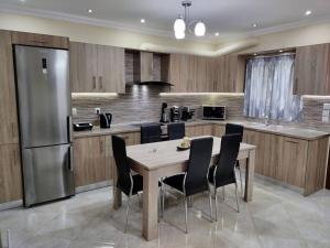 A kitchen or kitchenette at Silver Pearl Apartment