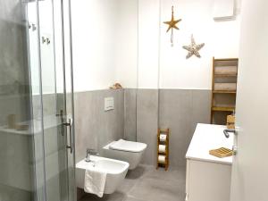 A bathroom at Appartamento Katia