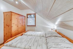 Tempat tidur dalam kamar di Seepark Kirchheim Ferienhaus bei Nina mit Sauna