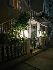 蒂瓦特的住宿－Romana 1，白色的房子,设有楼梯和阳台