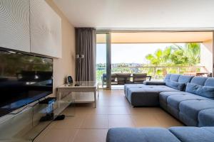 TV a/nebo společenská místnost v ubytování Apartamento Salgados Beach