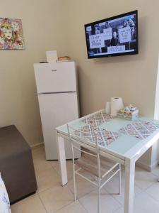 een witte tafel en een witte koelkast in een kamer bij O SOLE MIO in Agrigento