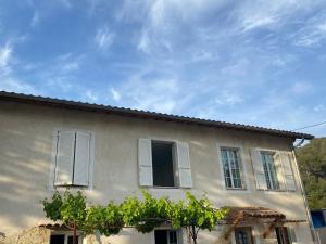 Zdjęcie z galerii obiektu Très grand appartement dans villa à 15 minutes de nice w mieście Colomars