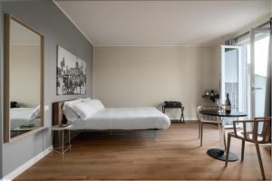 sypialnia z łóżkiem, stołem i lustrem w obiekcie Attico 37 - Queen room con terrazza privata w mieście Palermo