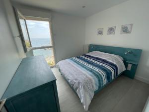 Schlafzimmer mit einem Bett und Meerblick in der Unterkunft AZUR-Les pieds dans l'eau-Vue sur Mer et Clocher de Collioure en toile de fond - WIFI FIBRE- PARKING Couvert in Collioure