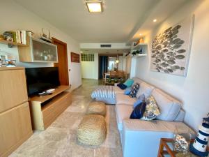 Televízia a/alebo spoločenská miestnosť v ubytovaní PRECIÓS APARTAMENT A PRIMERA LÍNIA DE MAR