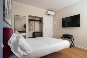 A television and/or entertainment centre at Attico 37 - Comfort room con terrazza privata