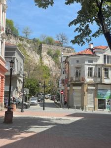 una calle de la ciudad con edificios y una colina al fondo en Dara House, en Plovdiv