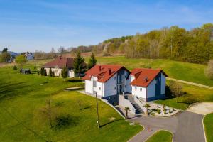 een uitzicht op een huis met een rood dak bij Apartmani San Martin in Sveti Martin na Muri